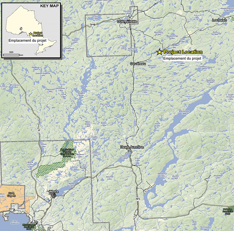 La figure 1 est une carte de l'emplacement général du projet minier Magino en Ontario. Le coin supérieur gauche de la figure contient une carte à grande échelle de l'Ontario avec l'emplacement du projet identifié à l'intérieur. – Description ci-dessous